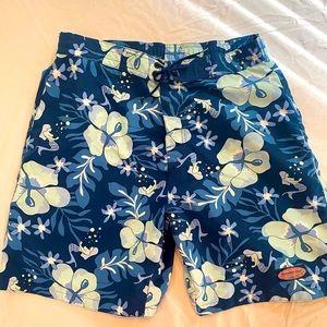 Vineyard Vines blue floral/Hawaiian swim trunks size medium